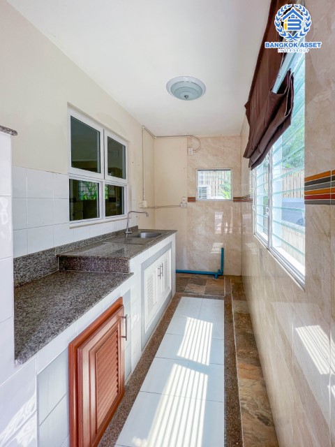 *****บ้านเดี่ยวมือสองย่านปทุมธานี ม.ชวนชื่น บรุ๊คไซด์ บางคูวัด เนื้อที่กว้าง 57.80 ตร.ว. ฟังก์ชัน 3 ห้องนอน 2 ห้องน้ำ ที่จอดรถ 2 คัน ต่อเติมสวย พร้อมเข้าอยู่ สภาพแวดล้อมภายในโครงการดี ตั้งบนทำเลแห่งการเดินทาง เชื่อมต่อถนนกรุงเทพฯ-ปทุมธานี, ถนนศรีสมาน และทางด่วน "ศรีรัช" และ ทางด่วน "ศรีสมาน"